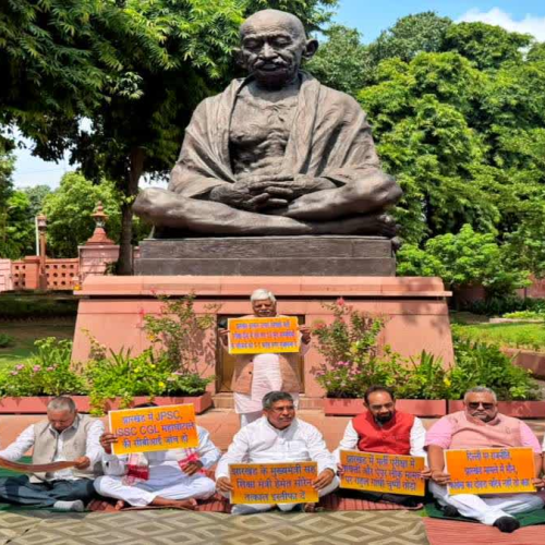 भर्ती घोटालों की CBI जांच की मांग को लेकर झारखंड भाजपा सांसदों का संसद परिसर में मौन उपवास