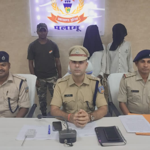 पलामू में पुलिस का बड़ा एक्शन, हथियार तस्कर समेत 4 अपराधी गिरफ्तार; दो देसी कट्टा बरामद