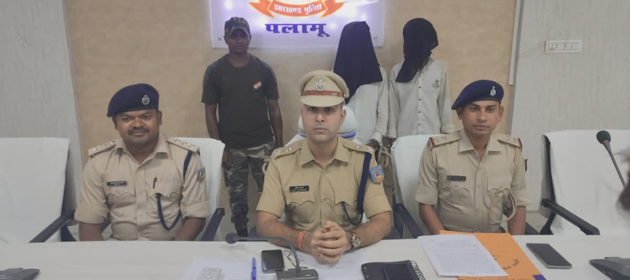 पलामू में पुलिस का बड़ा एक्शन, हथियार तस्कर समेत 4 अपराधी गिरफ्तार; दो देसी कट्टा बरामद