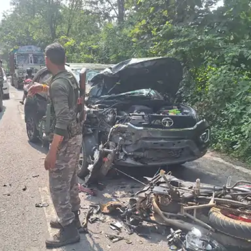 लातेहार में स्कूल जाते समय सड़क हादसा: 9वीं के छात्र की मौत, साथी गंभीर, रिम्स रेफर