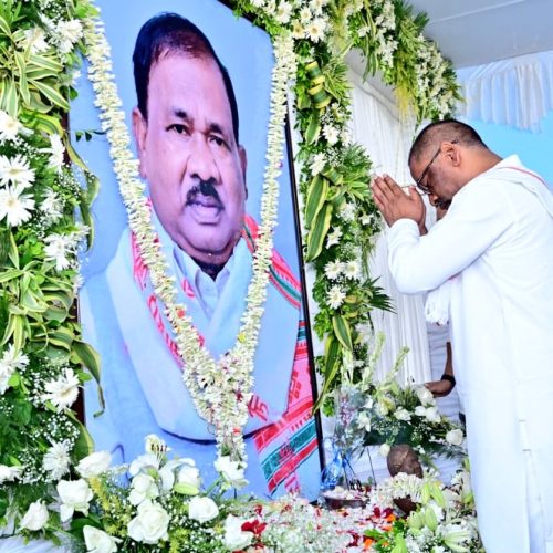 दिवंगत मंत्री रामदास सोरेन को सीएम हेमंत सोरेन ने दी श्रद्धांजलि, संस्कार भोज में पत्नी कल्पना संग हुए शामिल