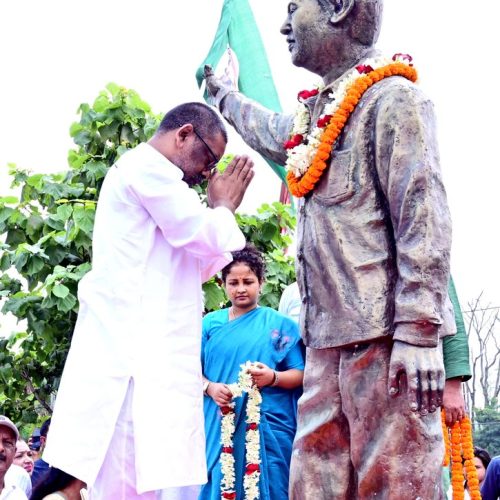 सीएम हेमंत सोरेन ने दी श्रद्धांजलि, झारखंड आंदोलनकारी स्व. दुर्गा सोरेन की जयंती पर प्रतिमा पर किया पुष्प अर्पित।