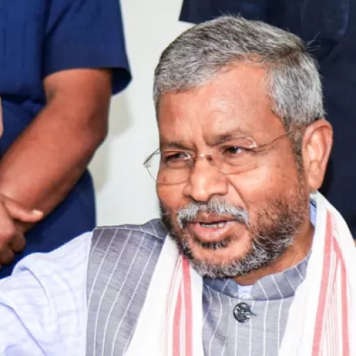 रामगढ़ में BFCL प्लांट बना प्रदूषण का हॉटस्पॉट, बाबूलाल मरांडी का सरकार पर हमला, प्रबंधन ने दी सफाई  रांची। रामगढ़ जिले में स्थित बिहार फाउंड्री एंड कास्टिंग लिमिटेड (BFCL) प्लांट से फैल रहे प्रदूषण को लेकर सियासत तेज हो गई है। इंगोट निर्माण करने वाले इस औद्योगिक प्लांट से निकलने वाले घने और जहरीले धुएं को लेकर स्थानीय लोगों में आक्रोश है। इस मुद्दे को नेता प्रतिपक्ष बाबूलाल मरांडी ने उठाते हुए राज्य सरकार और जिला प्रशासन पर गंभीर आरोप लगाए हैं।  मुख्यमंत्री और डीसी को टैग कर साझा किया वीडियो बाबूलाल मरांडी ने सोशल मीडिया प्लेटफॉर्म ‘एक्स’ पर एक वीडियो साझा करते हुए मुख्यमंत्री हेमंत सोरेन और रामगढ़ उपायुक्त को टैग किया। उन्होंने आरोप लगाया कि BFCL प्लांट से उठने वाला प्रदूषण का गुबार कई किलोमीटर दूर से साफ नजर आता है, लेकिन न तो पुलिस प्रशासन, न प्रदूषण नियंत्रण बोर्ड और न ही राज्य सरकार को यह दिखाई देता है।  अधिकारियों पर कटाक्ष, दोहरे रवैये का आरोप नेता प्रतिपक्ष ने तंज कसते हुए कहा कि आम लोग दमघोंटू हवा में जीने को मजबूर हैं, जबकि जिम्मेदार अधिकारी एयर प्यूरीफायर लगे कमरों में बैठे हैं। उन्होंने यह भी कहा कि पुलिस प्रशासन अक्सर दोपहिया वाहनों के प्रदूषण प्रमाणपत्र की जांच में व्यस्त रहता है, लेकिन बड़े उद्योगों से फैल रहे प्रदूषण पर कार्रवाई करने से बचता है।  खनिज दोहन को बताया जनता के लिए अभिशाप मरांडी ने आरोप लगाया कि झारखंड को मिले खनिज संसाधनों का अंधाधुंध दोहन और उद्योगों को दी जा रही खुली छूट अब राज्य की जनता के लिए अभिशाप बनती जा रही है। उन्होंने रामगढ़ उपायुक्त से मांग की कि प्रदूषण फैलाने वाली औद्योगिक इकाइयों के संचालन पर तत्काल रोक लगाई जाए।  SIT गठित कर निष्पक्ष जांच की मांग नेता प्रतिपक्ष ने जिले में संचालित सभी औद्योगिक इकाइयों, खासकर BFCL जैसे इंगोट निर्माण प्लांटों की जांच के लिए विशेष जांच दल (SIT) गठित करने की मांग की है। उनका कहना है कि प्रदूषण नियंत्रण मानकों के पालन की निष्पक्ष और सघन जांच जरूरी है।  प्लांट प्रबंधन की सफाई वहीं, ईटीवी भारत के संवाददाता द्वारा प्लांट के आसपास निरीक्षण के दौरान धुएं का कोई गुबार नजर नहीं आया। इस संबंध में प्लांट के पीआरओ रूपेश कुमार ने फोन पर बताया कि जिस वीडियो का जिक्र किया जा रहा है, वह 2025 का है, जब प्लांट के विस्तारीकरण के दौरान तकनीकी खराबी के कारण धुआं उठा था। उन्होंने दावा किया कि फिलहाल प्लांट में प्रदूषण मानकों का पूरी तरह पालन किया जा रहा है और किसी भी तरह का उल्लंघन नहीं हो रहा।  स्थानीय लोगों की चिंता बरकरार हालांकि, स्थानीय लोगों का कहना है कि प्लांट से अब भी प्रदूषण फैल रहा है और इसका असर उनकी सेहत पर पड़ रहा है। ऐसे में BFCL प्लांट को लेकर प्रशासन की भूमिका और आगे की कार्रवाई पर सभी की नजरें टिकी हुई हैं।