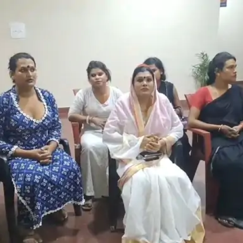 धनबाद में नकली किन्नरों की पिटाई: राहगीरों और ट्रक चालकों से वसूली करते थे, असली किन्नरों ने सिखाया सबक