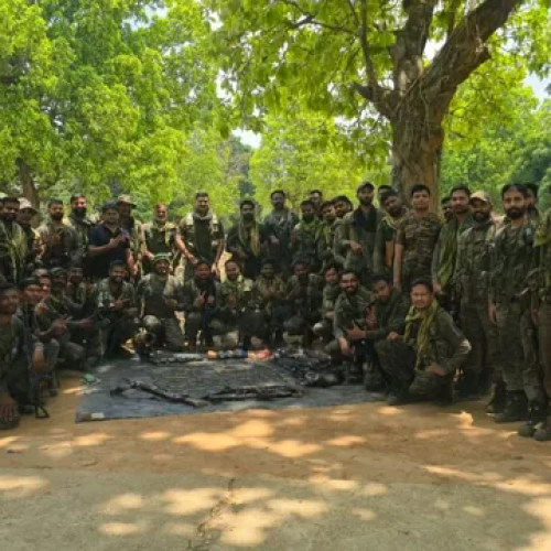 झारखंड में नक्सलियों पर बड़ा प्रहार: हथियारों और विस्फोटकों का जखीरा बरामद, सर्च ऑपरेशन तेज