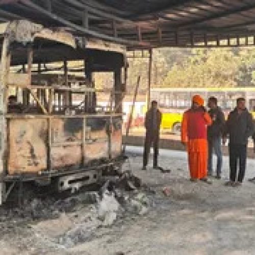 देवघर में स्कूल को बनाया निशाना, असामाजिक तत्वों ने पेट्रोल छिड़ककर लगाई आग