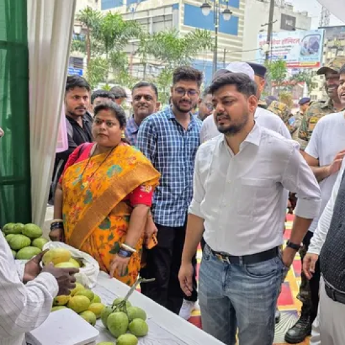 धनबाद आमोत्सव में जापान के ‘मियाजाकी’ आम ने खींचा ध्यान, कीमत सुनकर दंग रह गए लोग