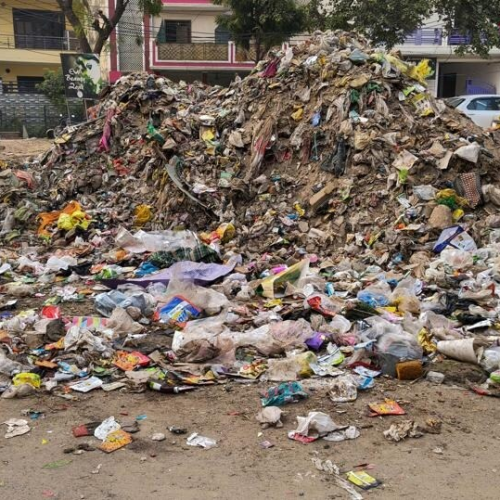 जामताड़ा: वार्ड नंबर 4 का हाल-बेहाल, सड़क किनारे कचरे के अंबार ने बढ़ाई लोगों की मुश्किलें