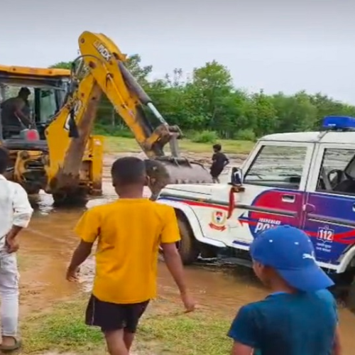 शॉर्टकट पड़ा भारी: संकरी नदी में फंसी गिरिडीह पुलिस की बोलेरो, जेसीबी ने किया रेस्क्यू