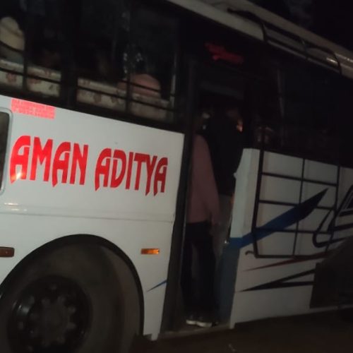 पिकनिक मनाने पांडु पुडिंग गए छात्रों का बस फंसा, देर रात कड़ी मसक्कत के बाद निकला।