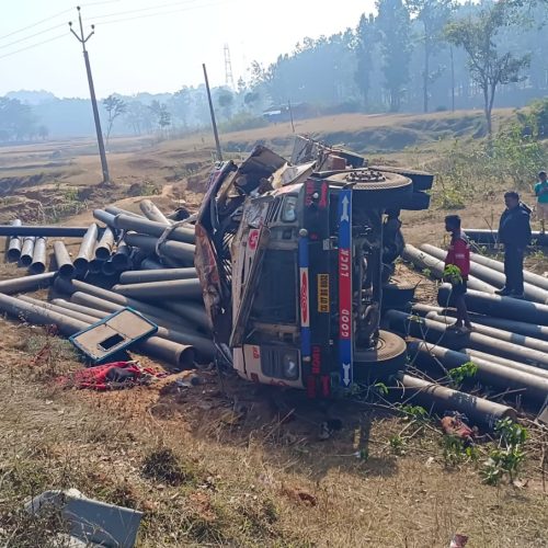 बोकारो से पुणे जा रहा ट्रेलर खेत में जा गिरा,गाड़ी का परखच्चे उड़ गए।
