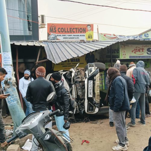 अनियंत्रित बोलेरो पलटते हुए दुकान में जा घुसा, तीन लोग बुरी तरह घायल।