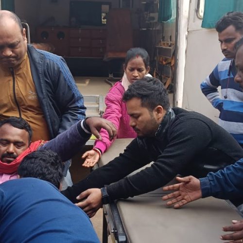विधायक सुदीप गुडिया ने स्थानीय लोगों की मदद से सड़क हादसे में घायल यात्रियों को हॉस्पिटल भेजा।