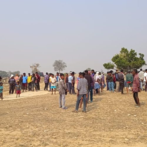 जब्त ट्रैक्टर को छोड़ने की मांग, ग्रामीणों ने किया वन कार्यालय का घेराव।