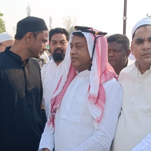 सिमडेगा विधायक भूषण बाड़ा ने ईदगाह पहुंच लोगों को दी ईद की बधाई।