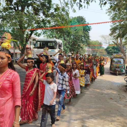 चैत्र नवरात्र पर बसिया के कलिगा में निकाली गई भव्य कलश यात्रा।