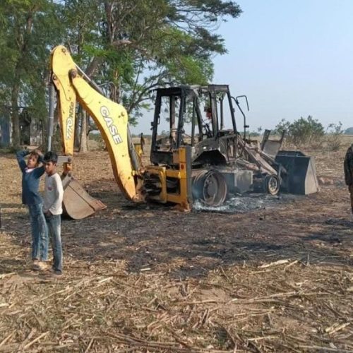 नक्सलियों का तांडव एक को गोली मारकर की हत्या,JCB सहित अन्य वाहनों को जलाया।
