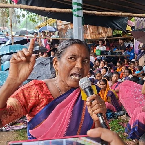 खूंटी में सेविका-सहायिकाओं का धरना, उचित वेतन और अतिरिक्त कार्यों से मुक्ति की मांग।