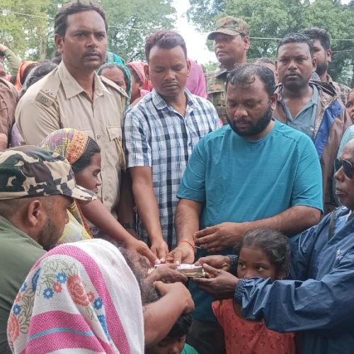 जंगली हाथी के हमले में युवक की मौत, तोरपा विधायक पहुंचे पीड़ित परिवार के घर, दी आर्थिक मदद।