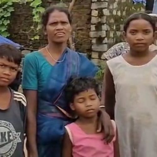 लगातार बारिश से धंस गया कच्चा मकान, बाल-बाल बचे बुजुर्ग, परिवार बेघर।