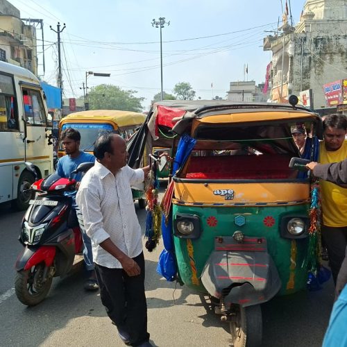 खूंटी में बाईपास सड़क नहीं होने से हादसों का सिलसिला जारी, नेताजी चौक पर बस और ऑटो की भिड़ंत