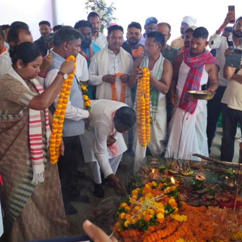 गुवा गोलीकांड की 45वीं बरसी पर श्रद्धांजलि, पूर्व मुख्यमंत्री अर्जुन मुंडा और पूर्व सांसद गीता कोड़ा ने दी शहीदों को श्रद्धांजलि।