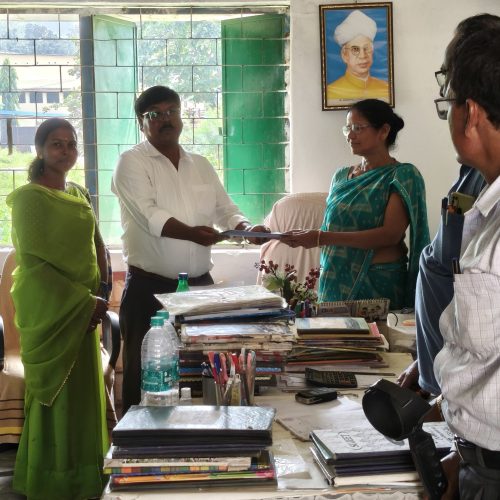 सेवानिवृत्त प्रधानाध्यापक ने वरीय शिक्षिका को सौंपा विद्यालय का प्रभार।