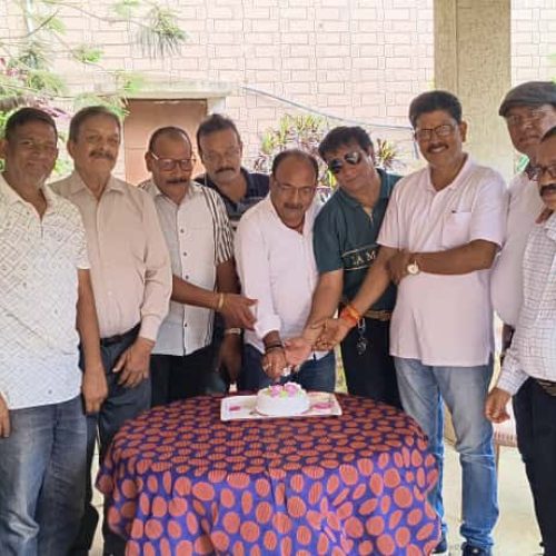 खूंटी जिला स्थापना दिवस पर खूंटी क्लब में कटा केक, सदस्यों ने बढ़-चढ़कर लिया हिस्सा।