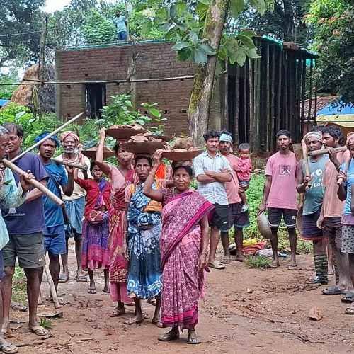 सरकारी व्यवस्था फेल, ग्रामीणों ने खुद बनाई सड़क – खूंटी के चकोम्दा गांव में वर्षों से जारी संघर्ष।