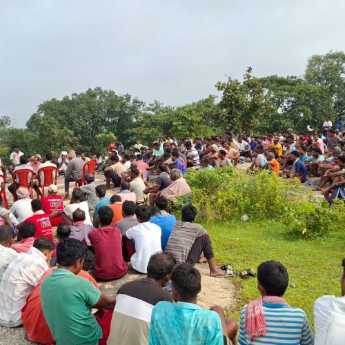 खुद का सुरक्षा खुद करने का निर्णय,मनचलों,चोरों, डकैतों और लुटेरों सहित अन्य अपराधियों से परेशान ग्रामीणों ने किया विशेष बैठक।