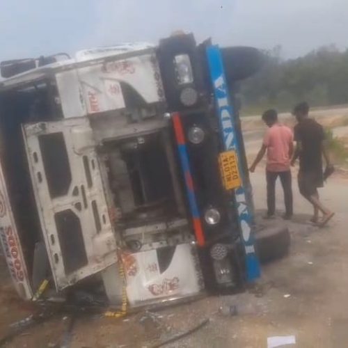फिर सड़क पर पलटा ट्रक, खूंटी-सिमडेगा मार्ग पर बढ़ रही दुर्घटनाएँ।