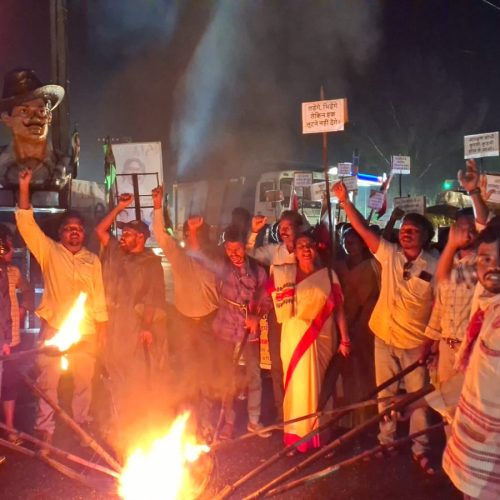 कुर्मी समाज को आदिवासी दर्जा देने के मुद्दे पर झारखंड में बढ़ा तनाव, खूंटी में मशाल जुलूस।