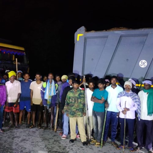 अवैध बालू उत्खनन के विरुद्ध संयुक्त पड़हा समिति की बड़ी कार्रवाई दो हाइवा पकड़कर पुलिस को सौंपा।
