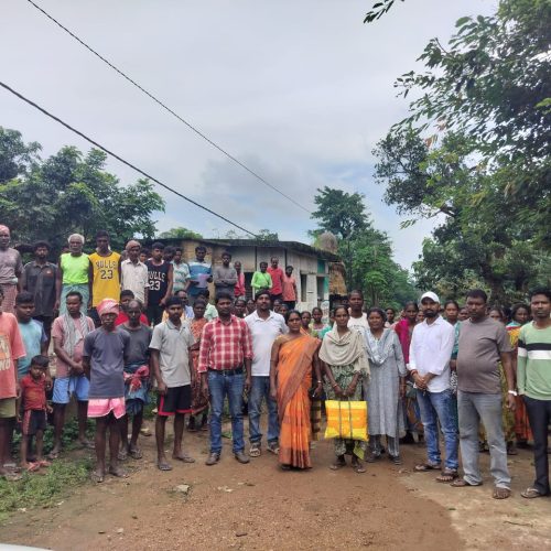 ग्रामीणों ने सांसद प्रतिनिधि को समस्याओं से अवगत कराया, समस्या के समाधान का मिला अश्वासन।