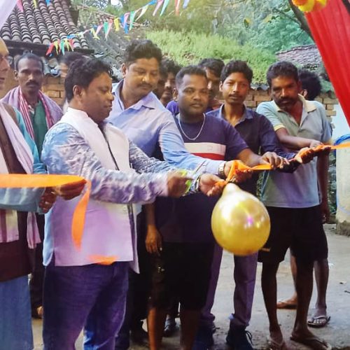 विधायक रामसूर्या मुंडा ने मंदूकमडीह में फीता काटकर किया दसांई करम नृत्य अखाड़ा का शुभारंभ।