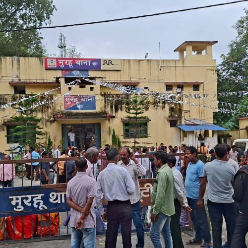 मुरहू थाना घेराव: राहुल मांझी मामले में ग्रामीणों का आक्रोश, सीसीटीवी फुटेज और दोषियों पर कार्रवाई की मांग।