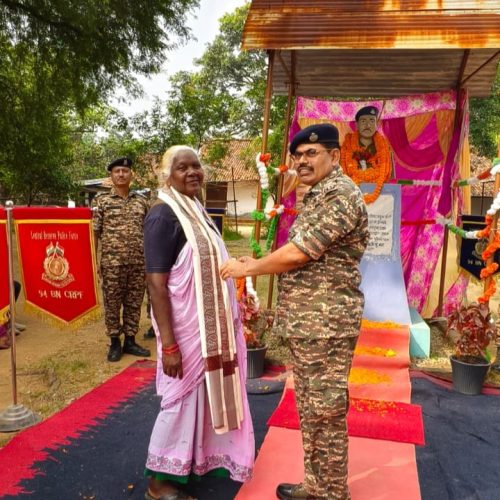 शहीद हवलदार जीडी इमानुएल तोपनो को दी गई श्रद्धांजलि, 94 बटालियन सीआरपीएफ द्वारा कार्यक्रम का आयोजन।