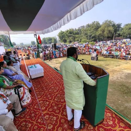 घाटशिला में सभा को संबोधित कर विधायक सुदीप गुड़िया ने सोमेश सोरेन के पक्ष में मांगा वोट।