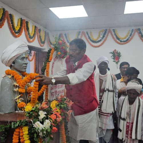 भगवान बिरसा मुंडा की 150वीं जयंती पर अर्जुन मुंडा ने उलिहातु में की पूजा, वंशजों को किया सम्मानित