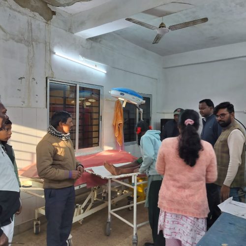 सांसद प्रतिनिधि विक्रम नाग ने सड़क दुघर्टना में घायल छात्रा को सीएचसी कर्रा पहुंचाया।