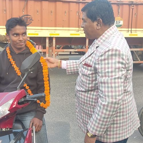 खूंटी में सड़क सुरक्षा माह 2026 के तहत ‘रोज ऑन रोड’ अभियान, हेलमेटधारी चालकों को किया गया सम्मानित