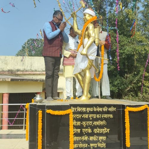 शहीद सरदार गया मुंडा की पुण्यतिथि पर एटकेडीह में भव्य श्रद्धांजलि सभा, सांसद कालीचरण मुंडा ने किया कंबल वितरण