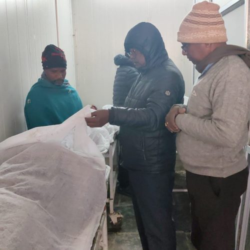 अज्ञात अपराधियों ने गोली मारकर की पड़हा राजा सोमा मुंडा की हत्या सांसद कालीचरण मुंडा ने एसपी से अपराधियों को जल्द गिरफ्तार करने की मांग की।