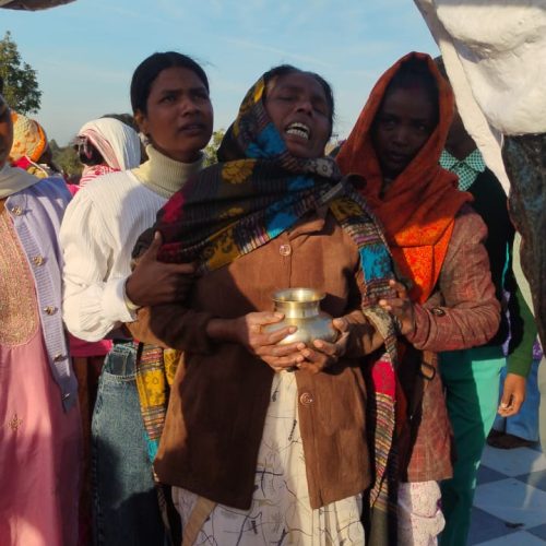 शहादत दिवस पर डोम्बारी बुरु पहुंची सोमा मुंडा की पत्नी, रो-रोकर पति के लिए मांगा इंसाफ