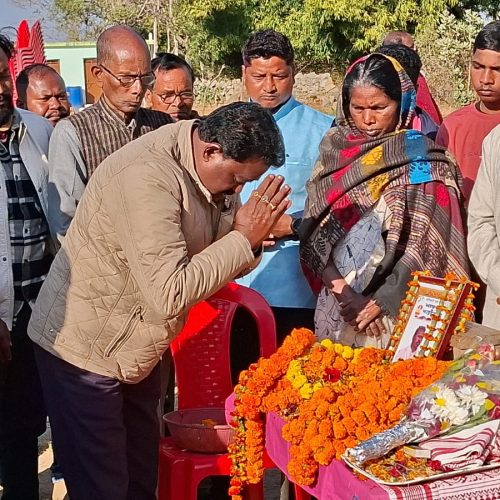 पड़हा राजा सोमा मुंडा की हत्या पर झामुमो का शोक, जुबैर अहमद ने दी श्रद्धांजलि, दोषियों की शीघ्र गिरफ्तारी की मांग