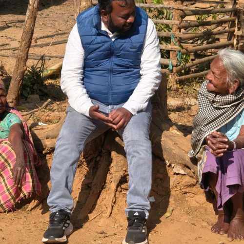 दिशोम गुरु शिबू सोरेन की जयंती पर जरूरतमंदों के बीच कंबल वितरण