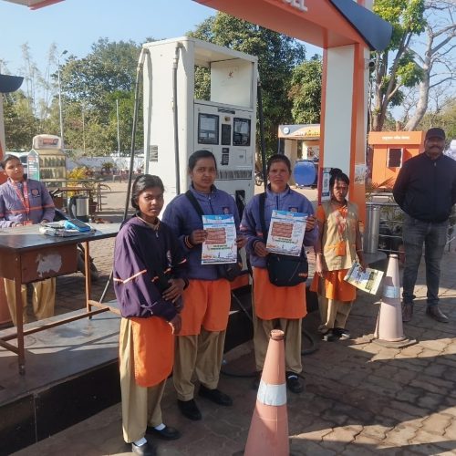 खूंटी में सड़क सुरक्षा माह के तहत चला “नो हेलमेट–नो पेट्रोल” अभियान
