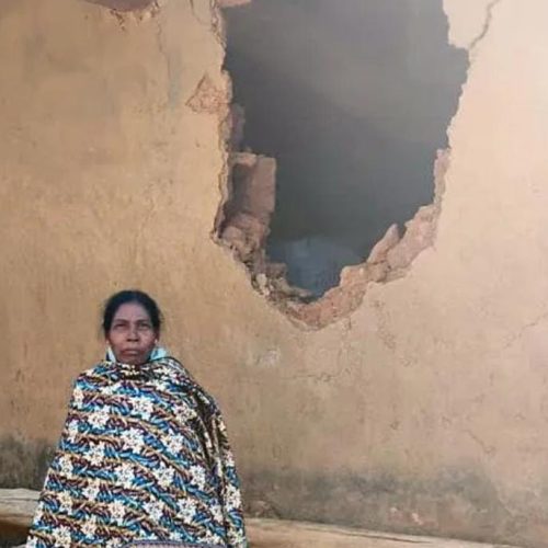 कर्रा के लापा सरना टोली में जंगली हाथी का तांडव, किसान का घर ध्वस्त, गांव में दहशत