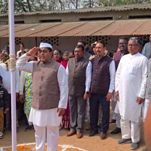 सांसद कालीचरण मुंडा के आवासीय कार्यालय में गणतंत्र दिवस समारोह, जिला अध्यक्ष रवि मिश्रा ने किया झंडोत्तोलन