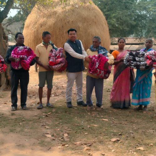 तिरला ग्राम में जरूरतमंदों के बीच 30 कंबलों का वितरण, ठंड से राहत का प्रयास